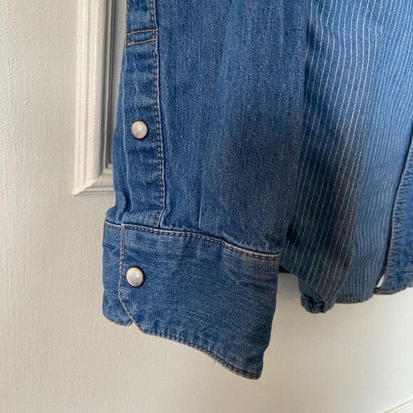 Denim western shirt with pearl snaps. SizeMed Cowboy Casual - Picture 9 of 11